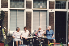 859394 Afbeelding van een groepje dames bij het huis Abstederdijk 50 te Utrecht, tijdens een buurtfeest op de Abstederdijk.